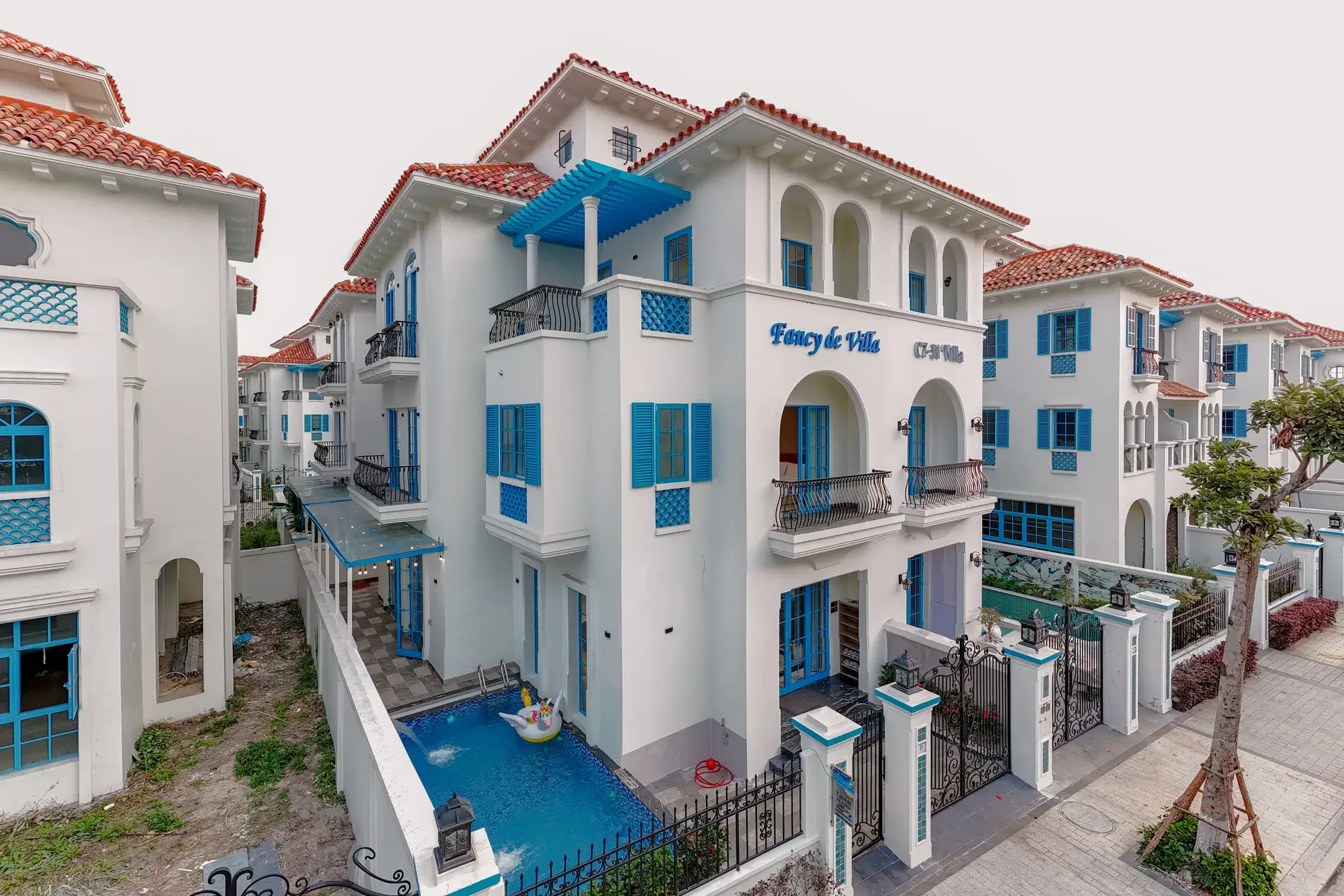 Mặt tiền và bể bơi riêng Fancy De Villa C7-29 tại Sun Feria Bãi Cháy