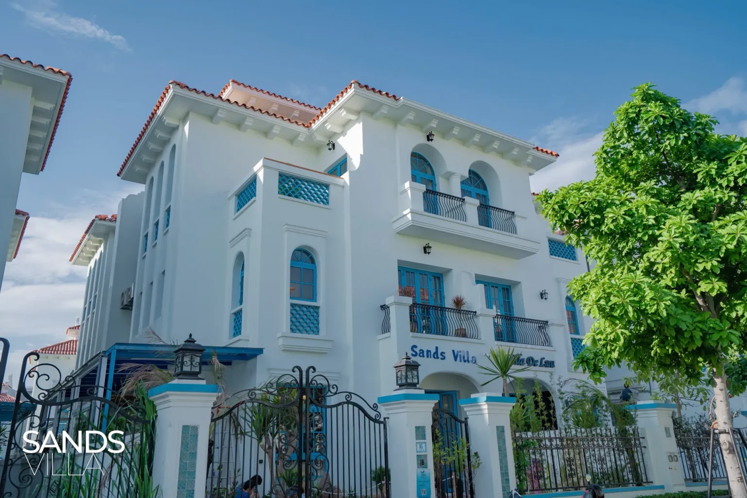 Mặt tiền Sands Villa C6-16 Sun Feria Hạ Long ban ngày, tường trắng cửa xanh mái ngói đỏ