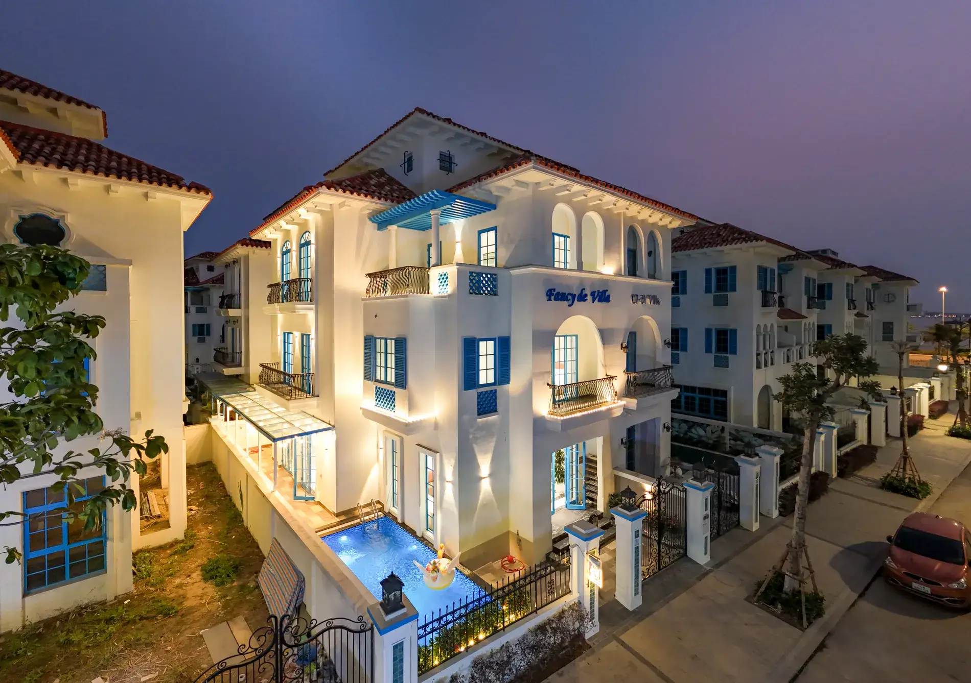 Fancy De Villa C7-29 lên đèn lúc chạng vạng tại Sun Feria Bãi Cháy