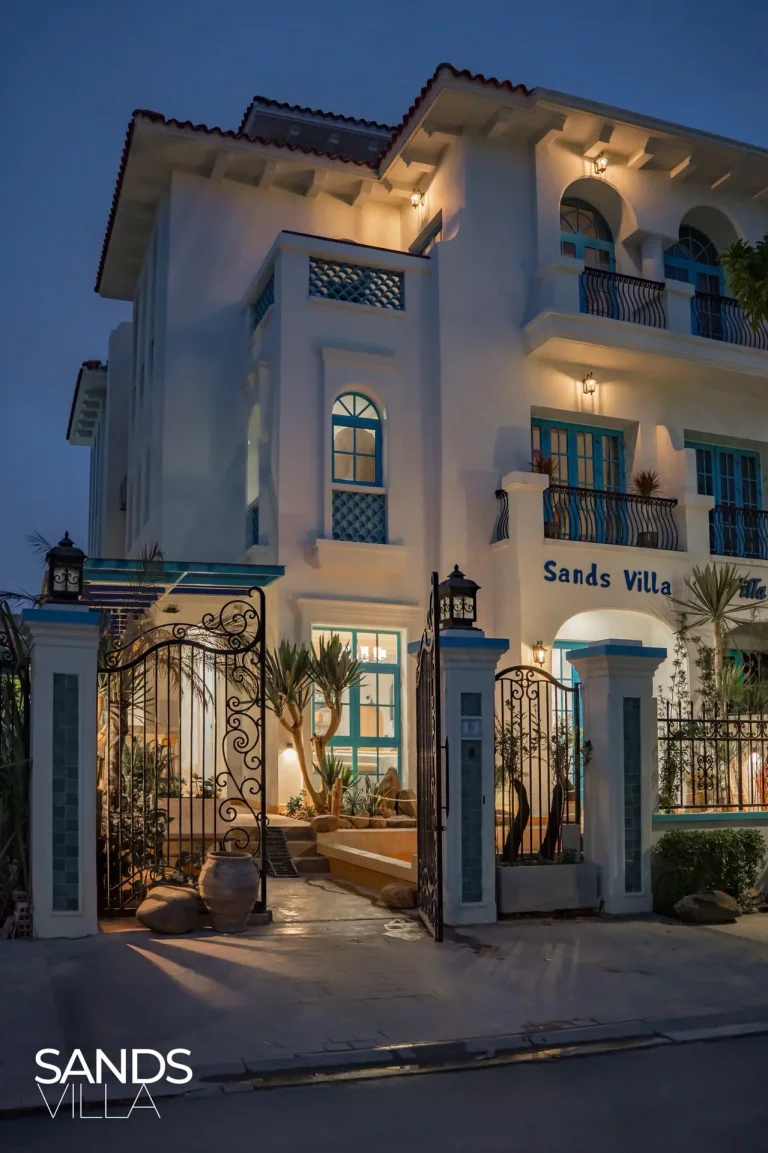 Mặt tiền Sands Villa C6-16 lên đèn buổi tối, cổng sắt mở vào sân hồ bơi