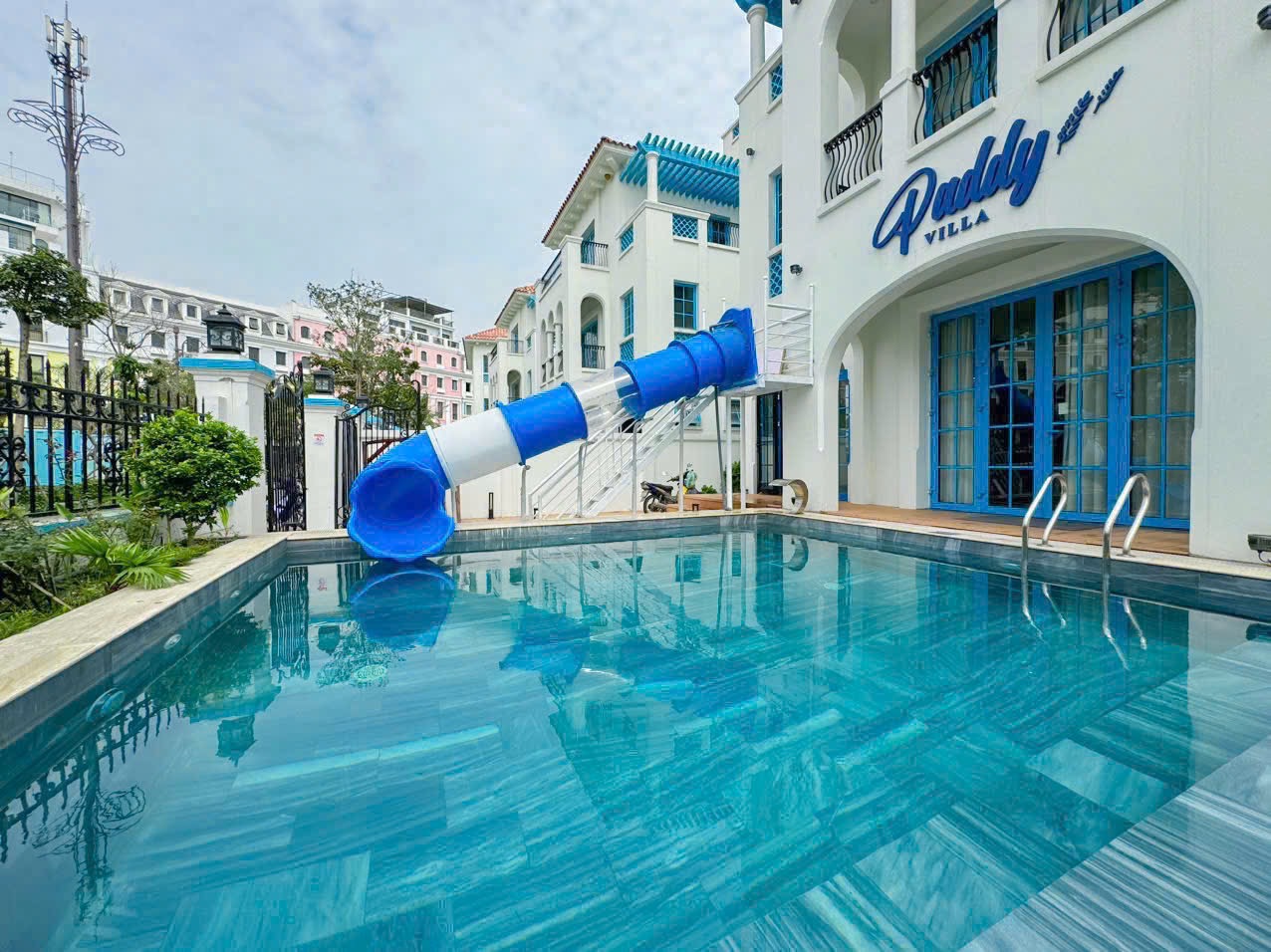 Hồ bơi ngoài trời với ánh đèn buổi tối tại Paddy Villa