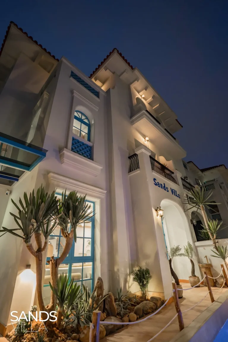 Góc nhìn từ dưới lên mặt tiền Sands Villa C6-16 Sun Feria Hạ Long về đêm