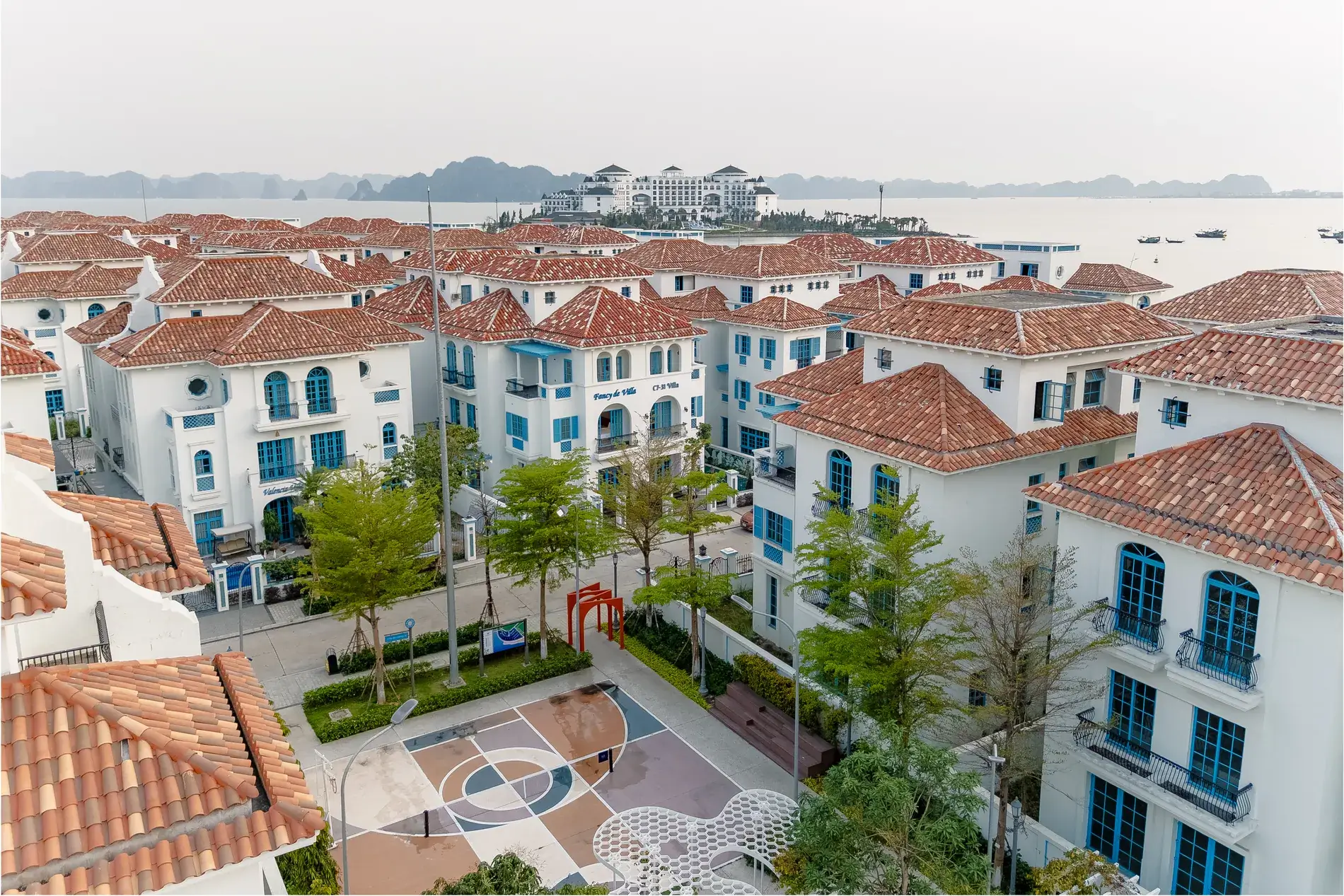 Góc nhìn từ flycam xuống khuôn viên và sân thể thao nội khu Sun Feria