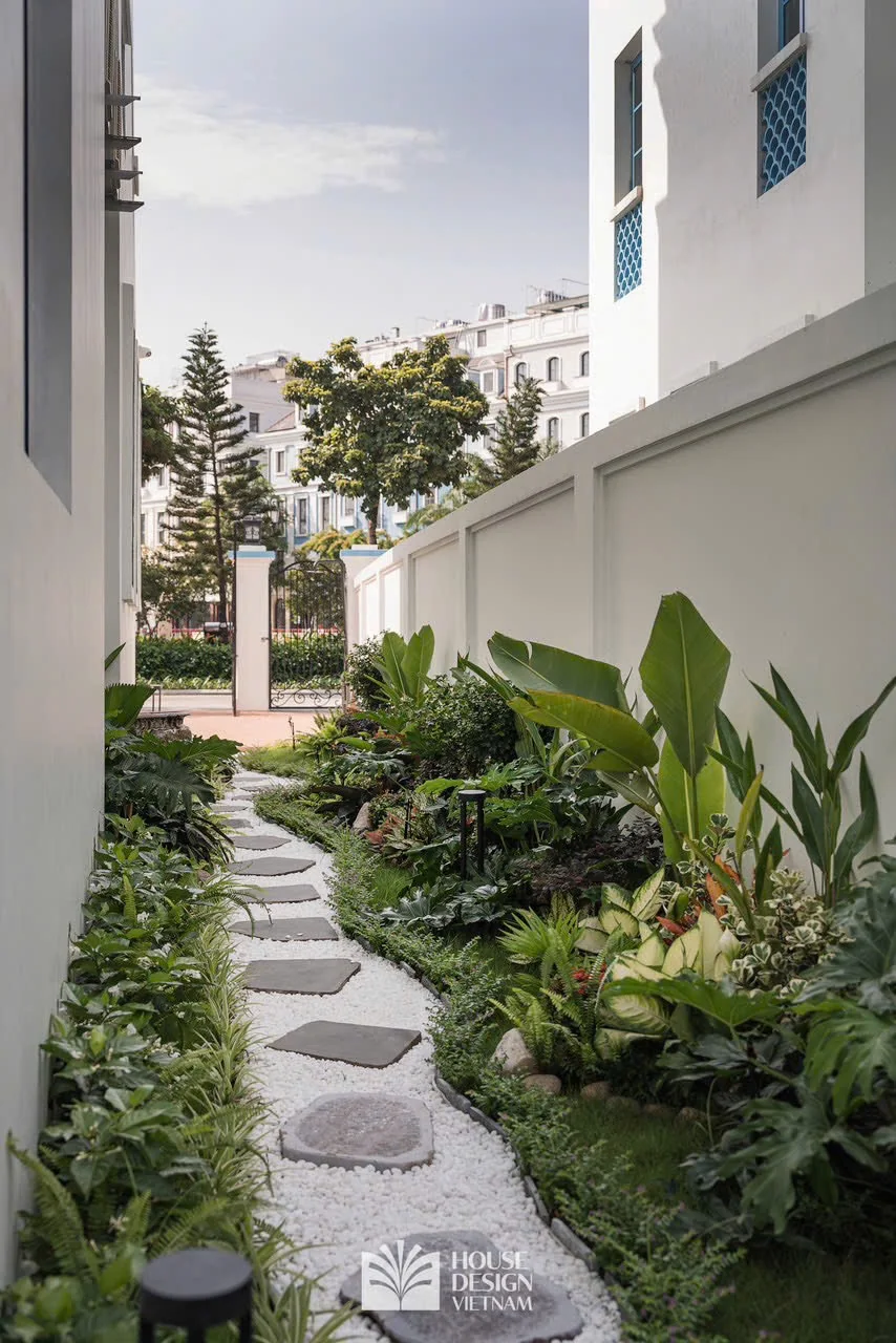 Lối đi sân vườn xanh mát bên cạnh Paddy Villa C7-07
