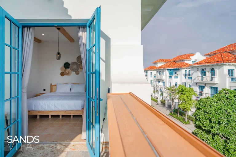 Ban công phòng ngủ Sands Villa C6-16 nhìn ra dãy biệt thự mái đỏ Sun Feria Bãi Cháy