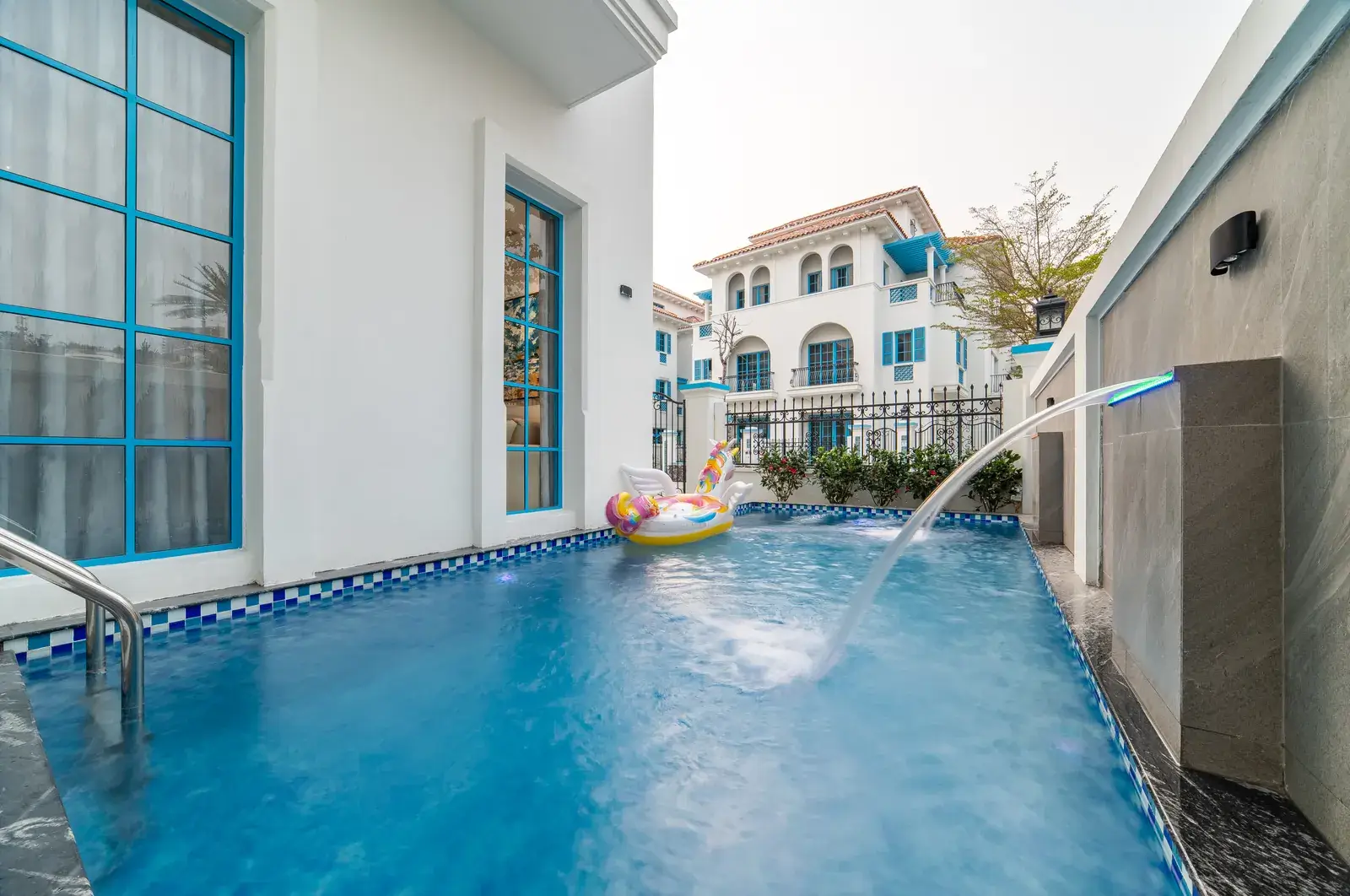 Hồ bơi riêng ngoài trời dọc thân biệt thự Fancy De Villa