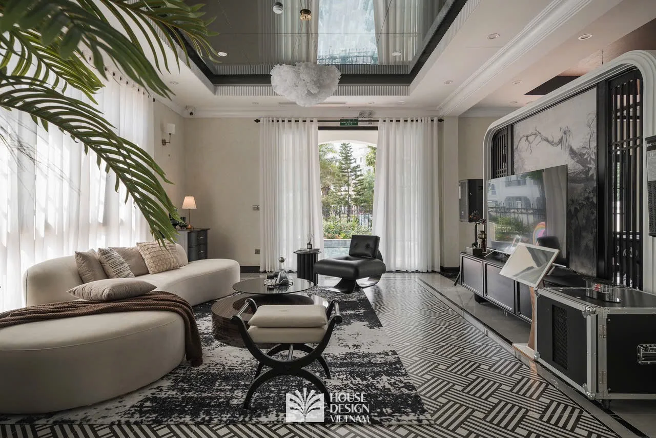 Phòng khách Indochine với sofa và khu vực giải trí TV