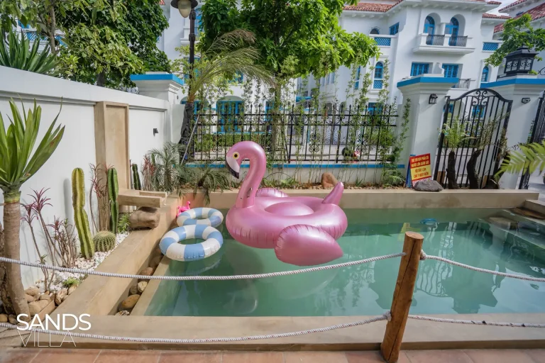 Hồ bơi riêng Sands Villa C6-16 Sun Feria Hạ Long, vườn xương rồng và phao bơi