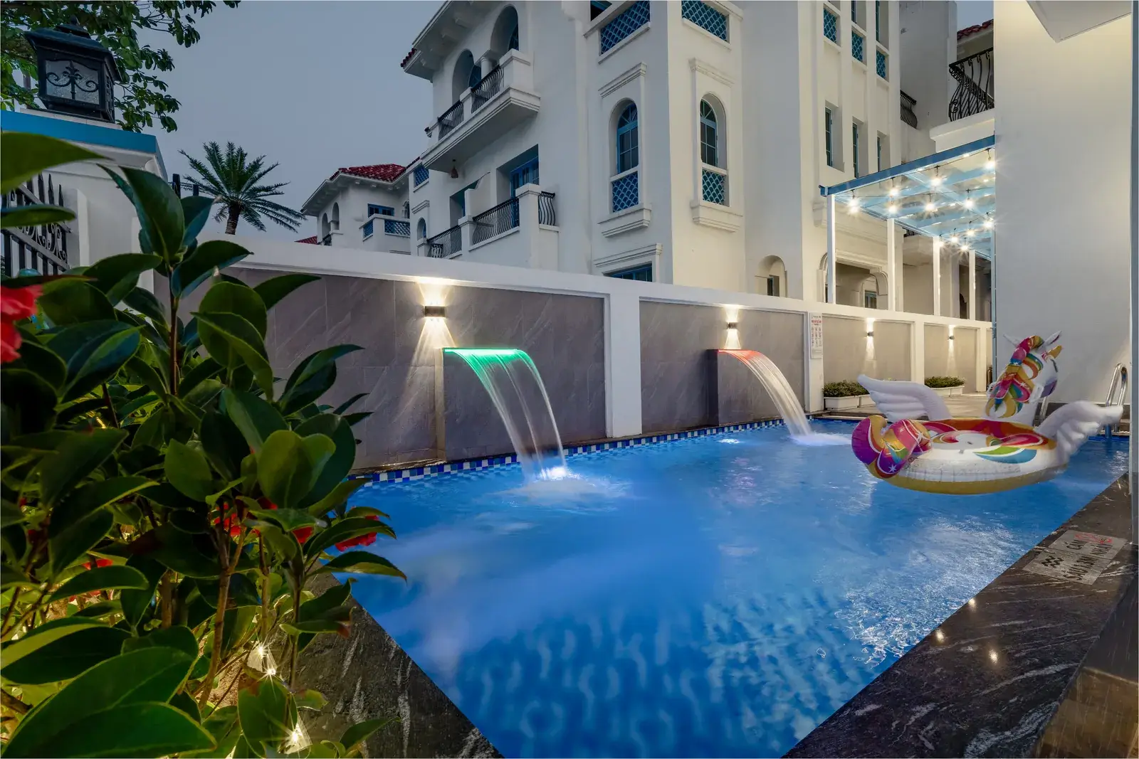 Bể bơi riêng của Fancy De Villa vào chiều tối với ánh đèn sân vườn