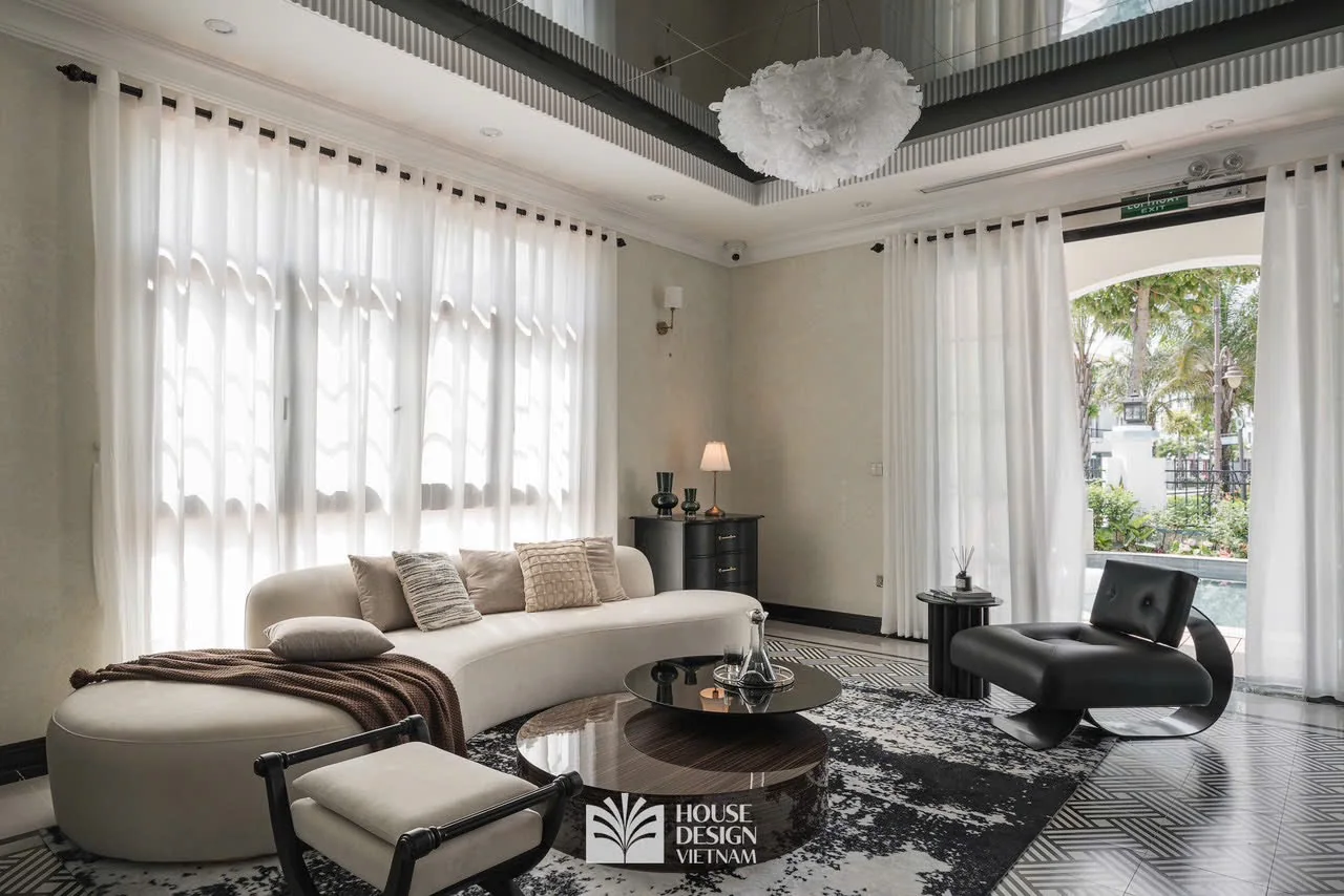 Góc sofa và bàn trà trong phòng khách Paddy Villa