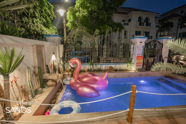 Hồ bơi Sands Villa C6-16 buổi tối với đèn dưới nước và vòi nước đá