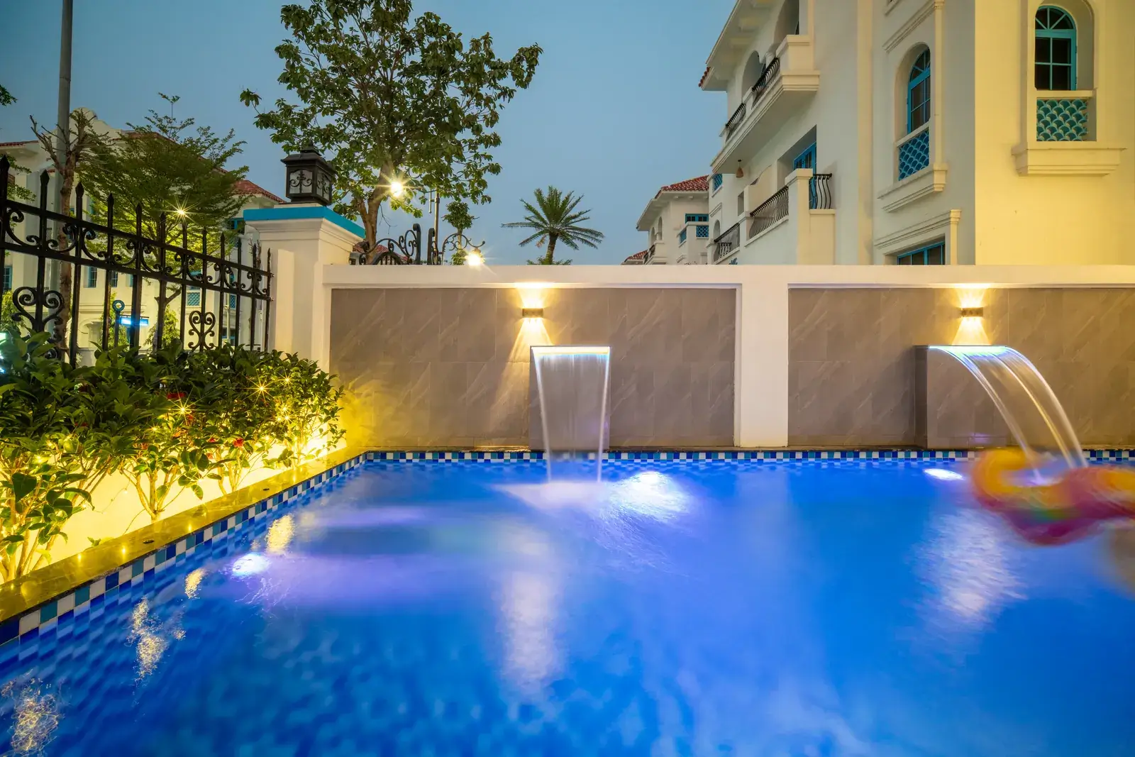 Bể bơi riêng tại Sun Feria với ánh đèn xanh buổi tối