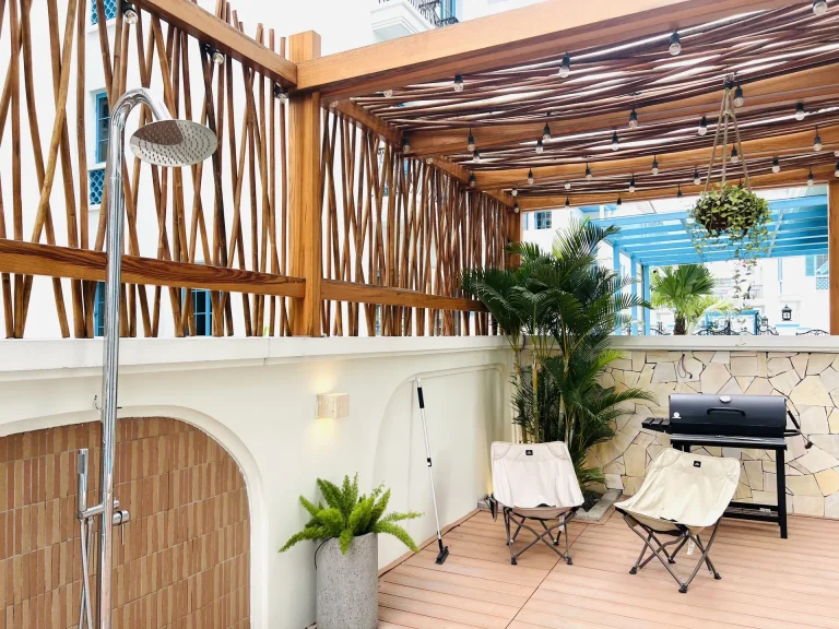 Khu BBQ và vòi tắm ngoài trời villa M2-21 Sun Feria