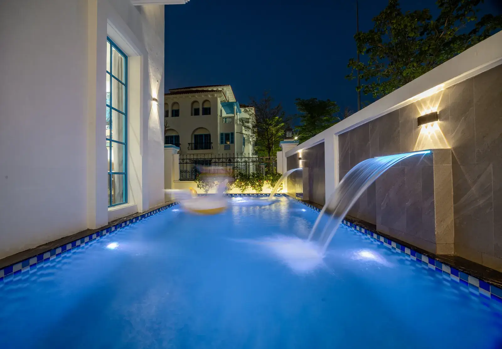 Góc nhìn dọc hồ bơi riêng cùng hệ thống vòi nước trang trí