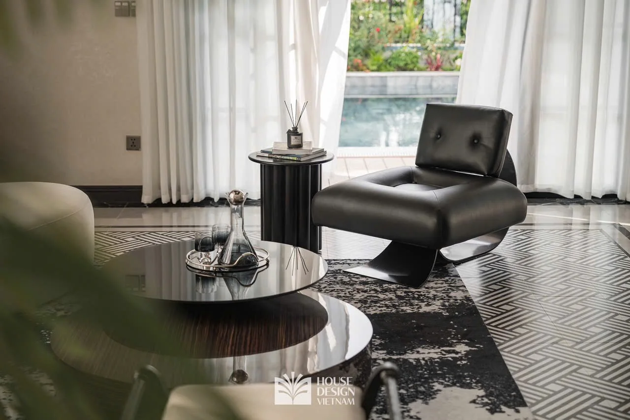 Góc bàn trà và ghế ngồi bên cửa kính tại villa