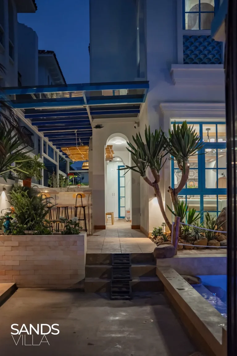 Sân trong Sands Villa C6-16 với mái kính, quầy bar và lối vào cạnh hồ bơi