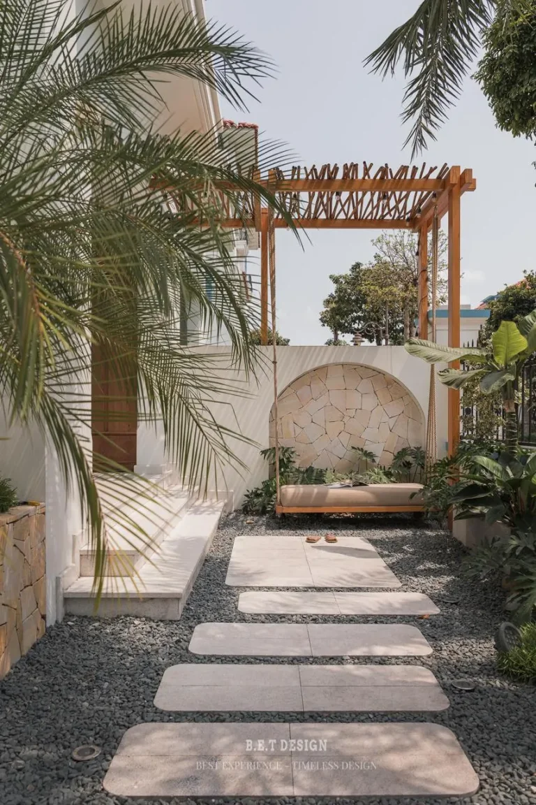 Sân vườn có xích đu villa M2-21 Sun Feria Hạ Long