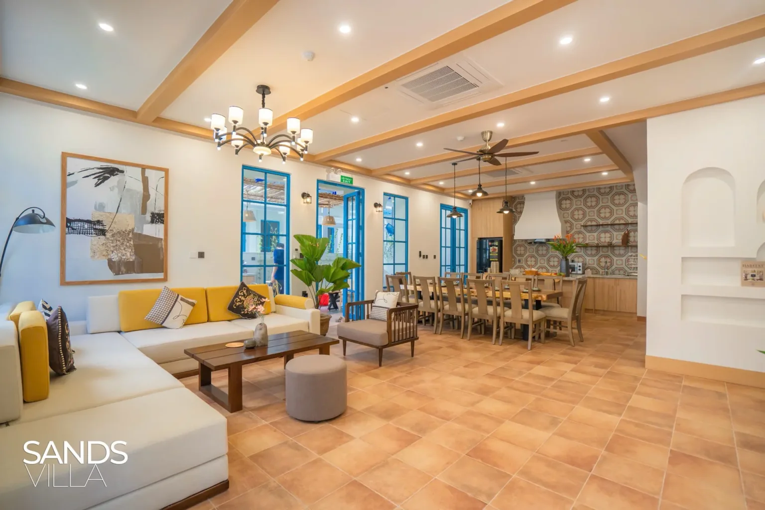Toàn cảnh tầng 1 Sands Villa C6-16 gồm phòng khách, bàn ăn và bếp liền mạch