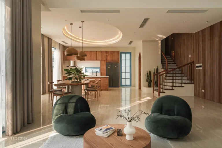 Phòng khách thông bếp và cầu thang gỗ villa M2-21