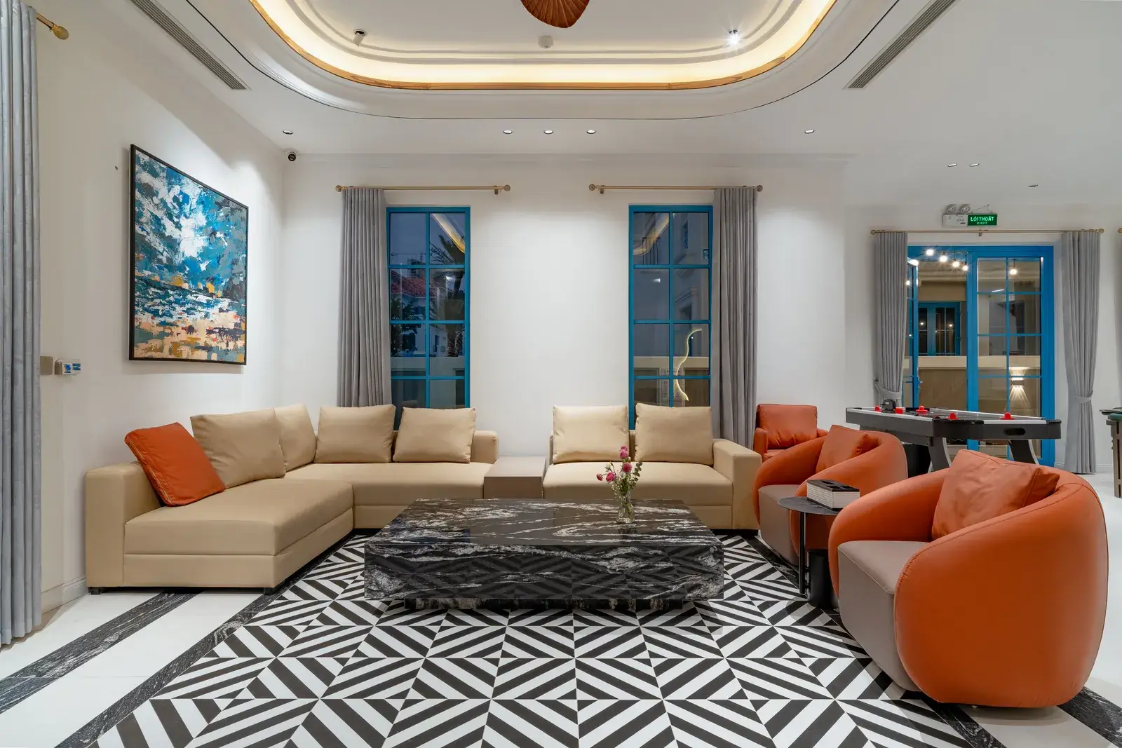 Góc rộng phòng khách với bộ sofa chữ L và hai ghế đơn