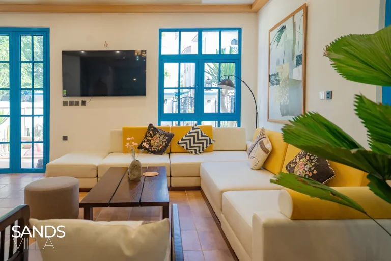 Góc sofa phòng khách Sands Villa C6-16 bên cửa sổ khung xanh