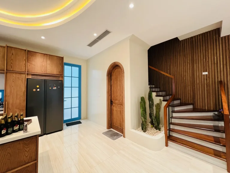 Sảnh và cầu thang gỗ villa M2-21 Sun Feria