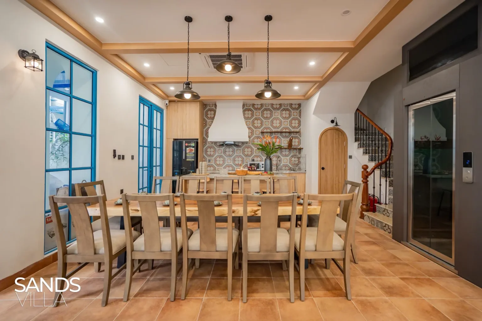 Bàn ăn gỗ dài và bếp gạch bông Sands Villa C6-16 Sun Feria Hạ Long