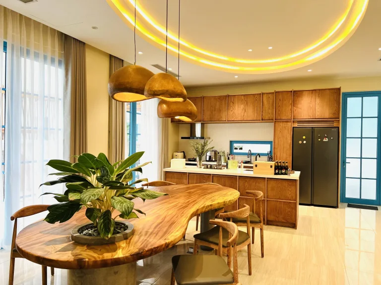 Bàn ăn gỗ nguyên tấm và bếp villa M2-21 Sun Feria