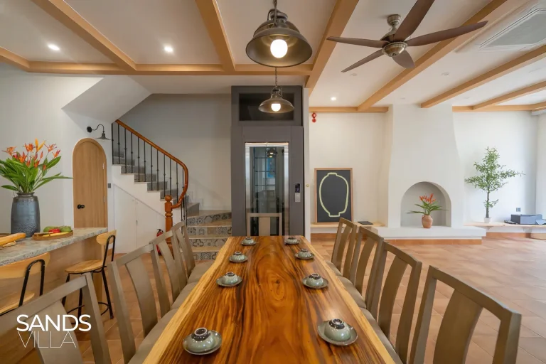 Bàn ăn gỗ nguyên tấm cạnh thang máy và cầu thang Sands Villa C6-16