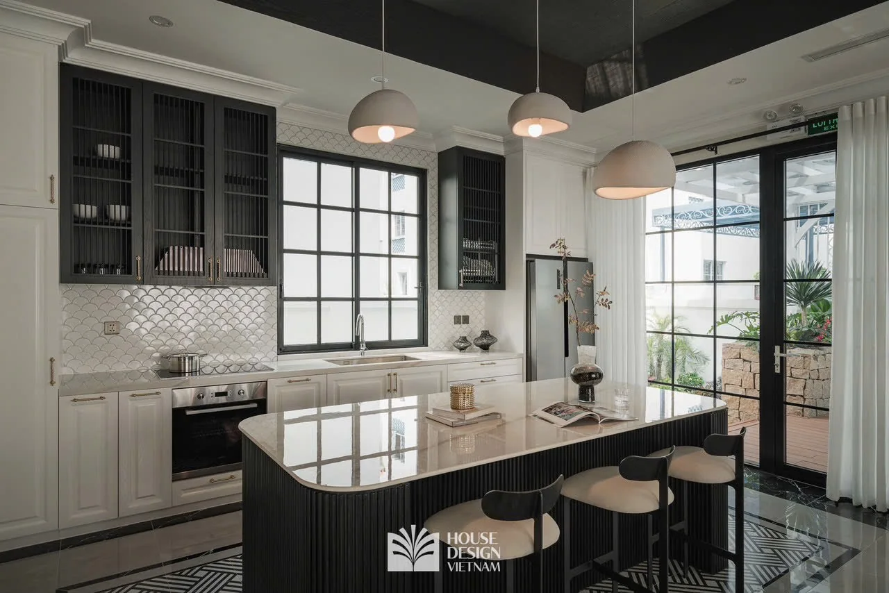 Gian bếp với tủ bếp và bàn đảo tại Paddy Villa