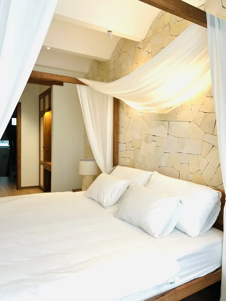 Phòng ngủ giường canopy villa M2-21 Sun Feria