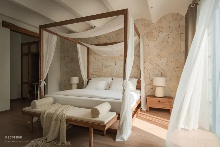 Phòng ngủ master giường canopy tường đá villa M2-21