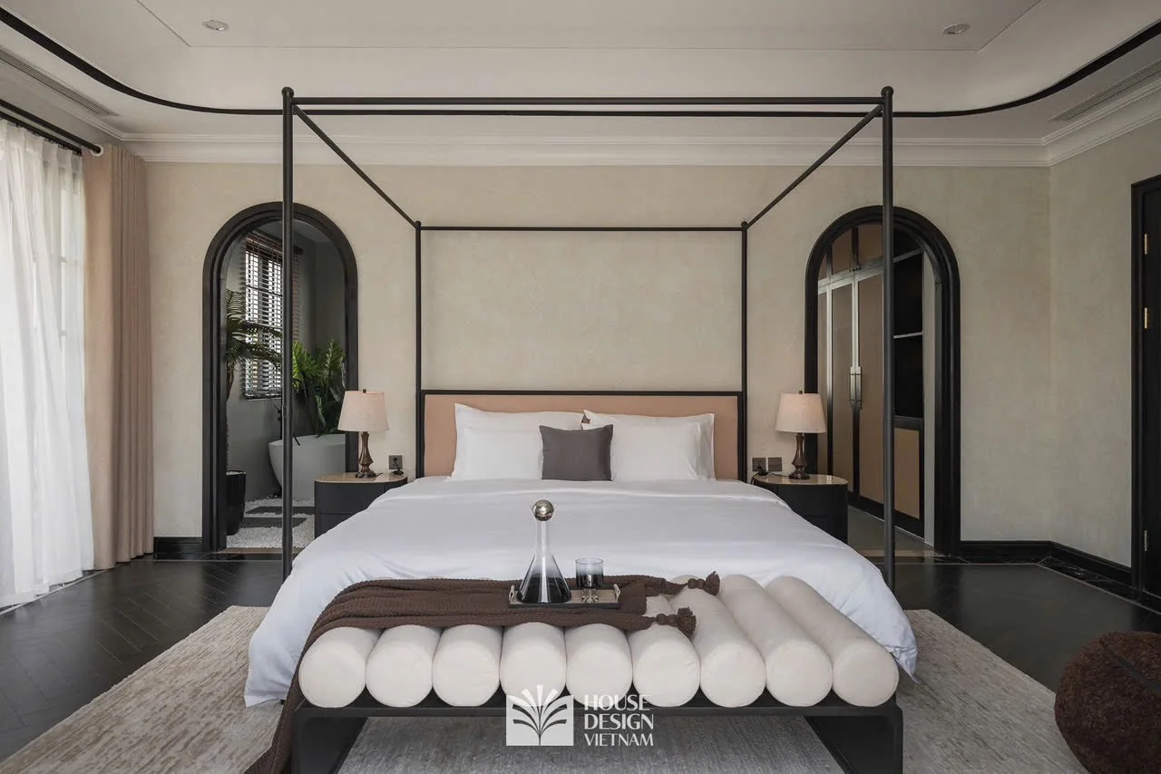 Phòng ngủ Indochine với giường lớn và vòm cửa đặc trưng