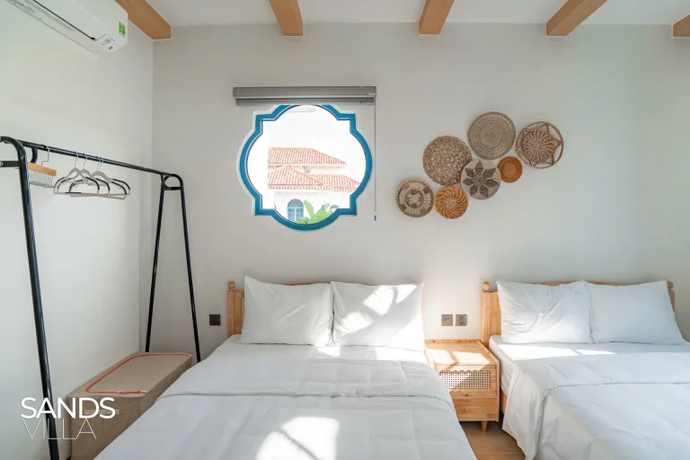 Phòng hai giường Sands Villa C6-16 với ô cửa sổ hoa văn nhìn ra mái ngói