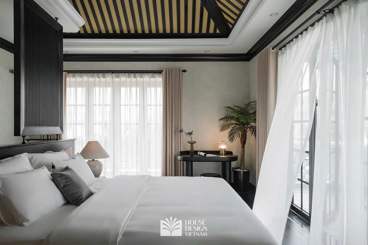 Phòng ngủ có cửa sổ lớn với ánh sáng tự nhiên