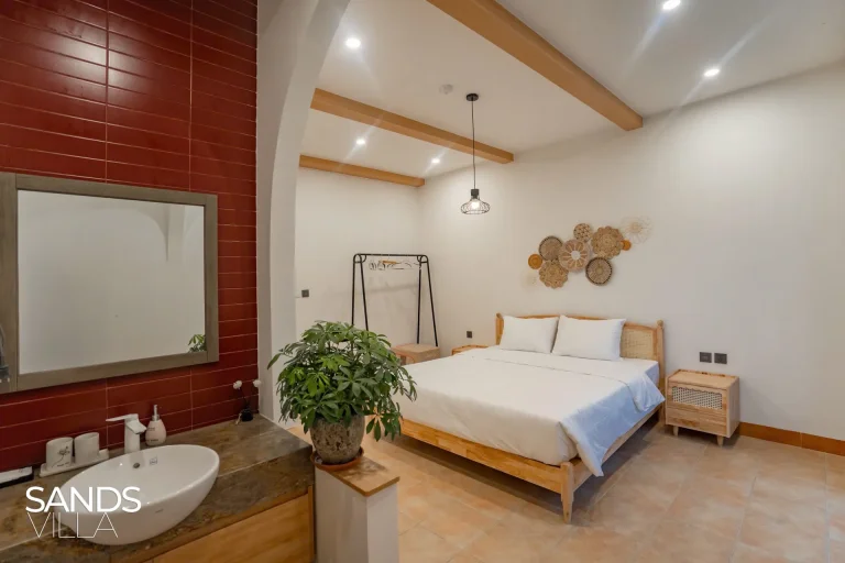 Phòng ngủ Sands Villa C6-16 với khu lavabo riêng ốp gạch đỏ