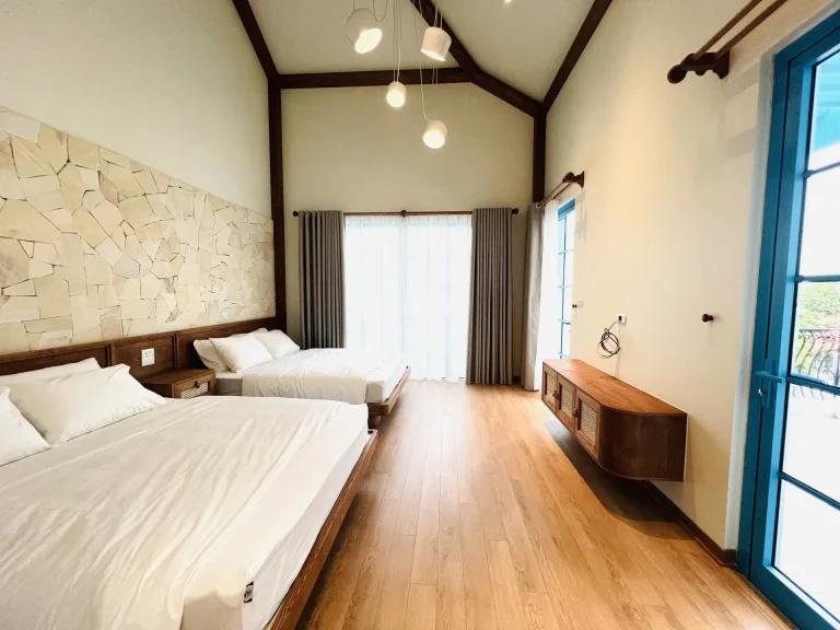 Phòng ngủ trần cao ban công villa M2-21 Sun Feria