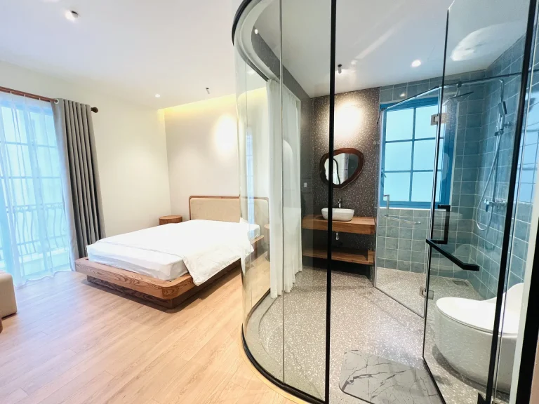 Phòng ngủ với phòng tắm kính cong villa M2-21