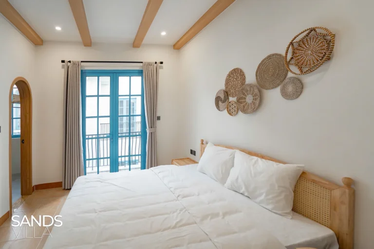 Phòng ngủ giường đôi trần dầm gỗ tại Sands Villa C6-16 Sun Feria Hạ Long