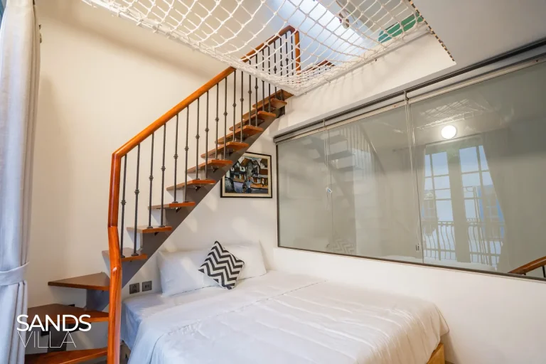 Phòng 401 tầng áp mái Sands Villa C6-16 với cầu thang gỗ lên khu lưới