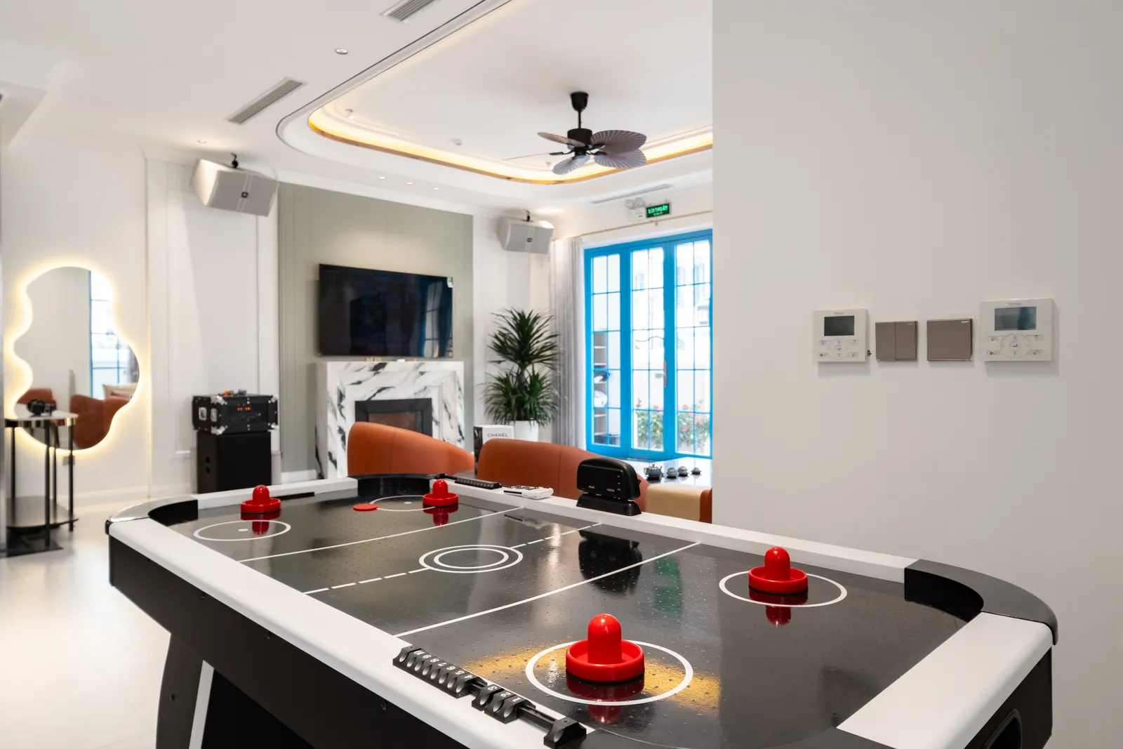 Bàn hockey giải trí đặt cạnh không gian sinh hoạt chung