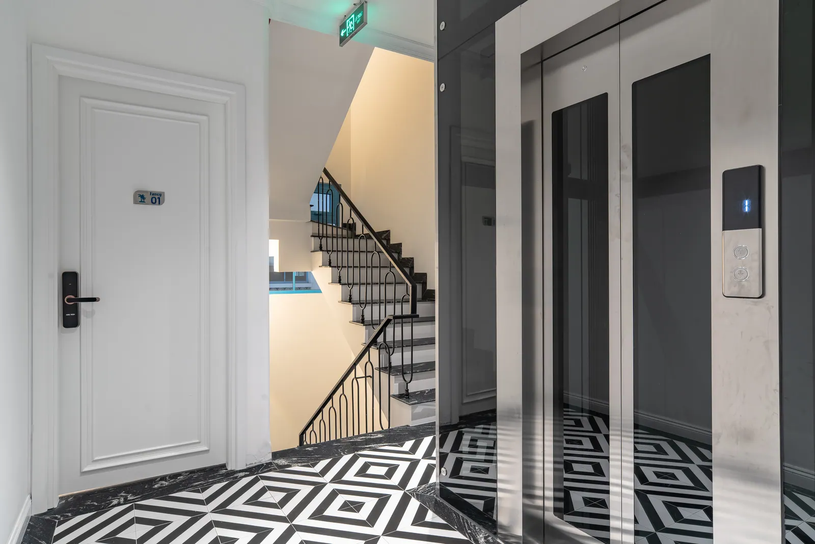 Khu vực thang máy bên trong biệt thự Fancy De Villa