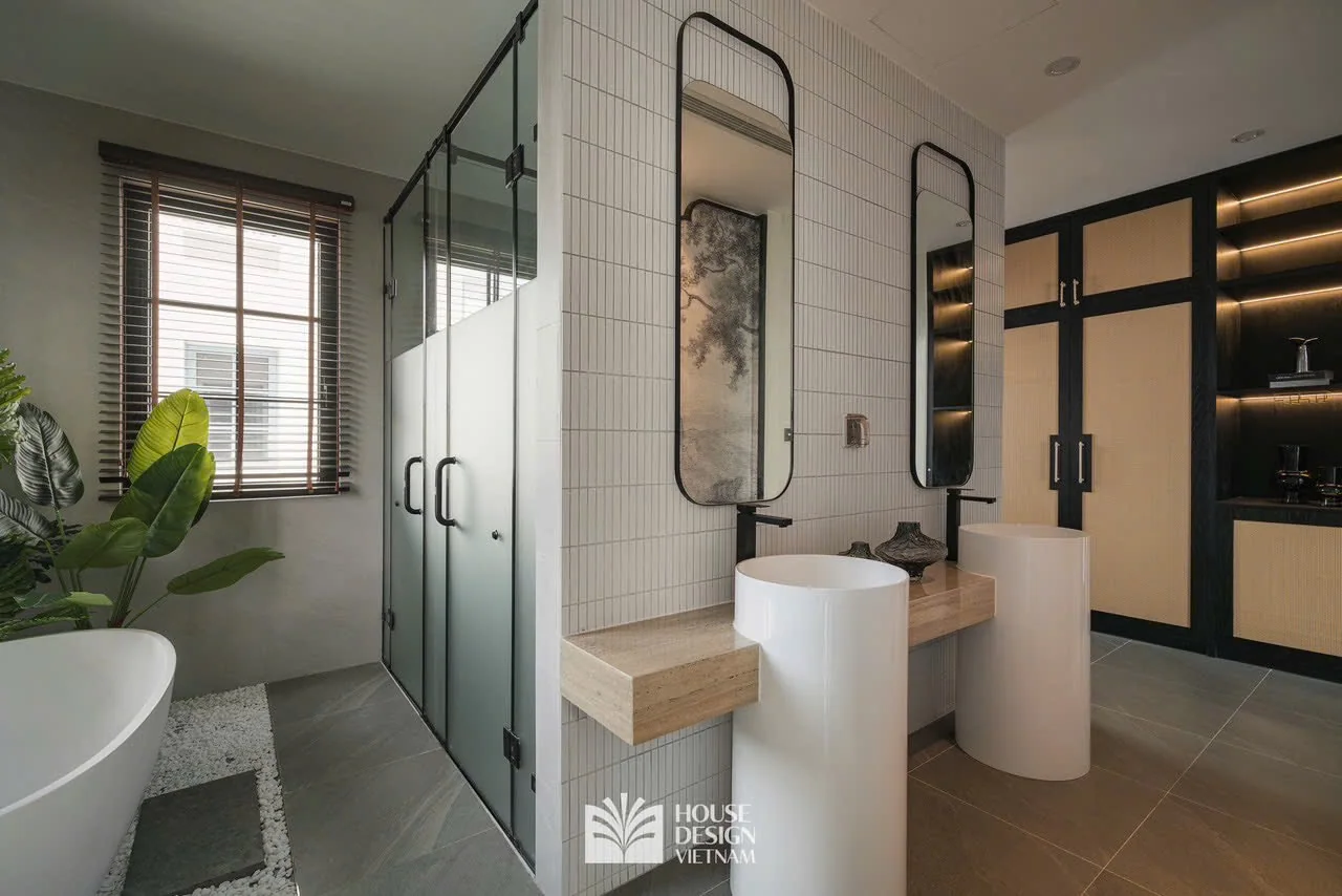 Phòng tắm với vách kính và khu vực lavabo hiện đại