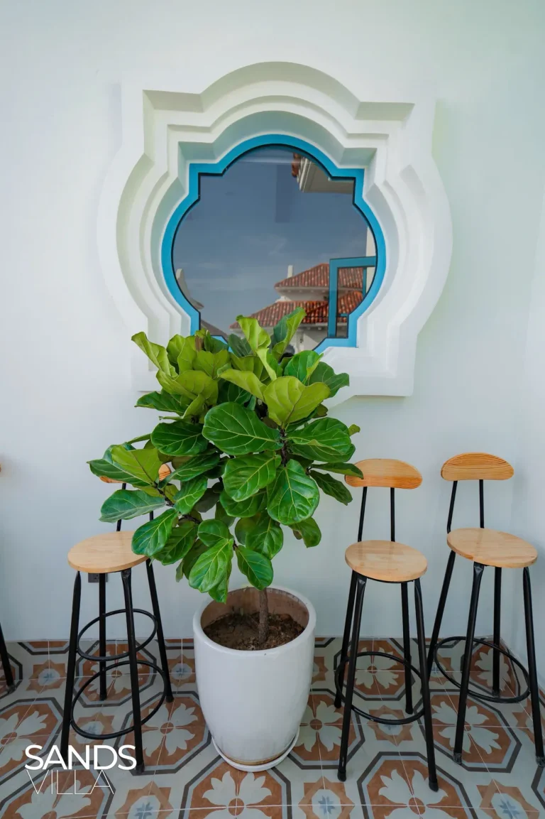Góc ghế bar bên ô cửa sổ hoa văn tại Sands Villa C6-16