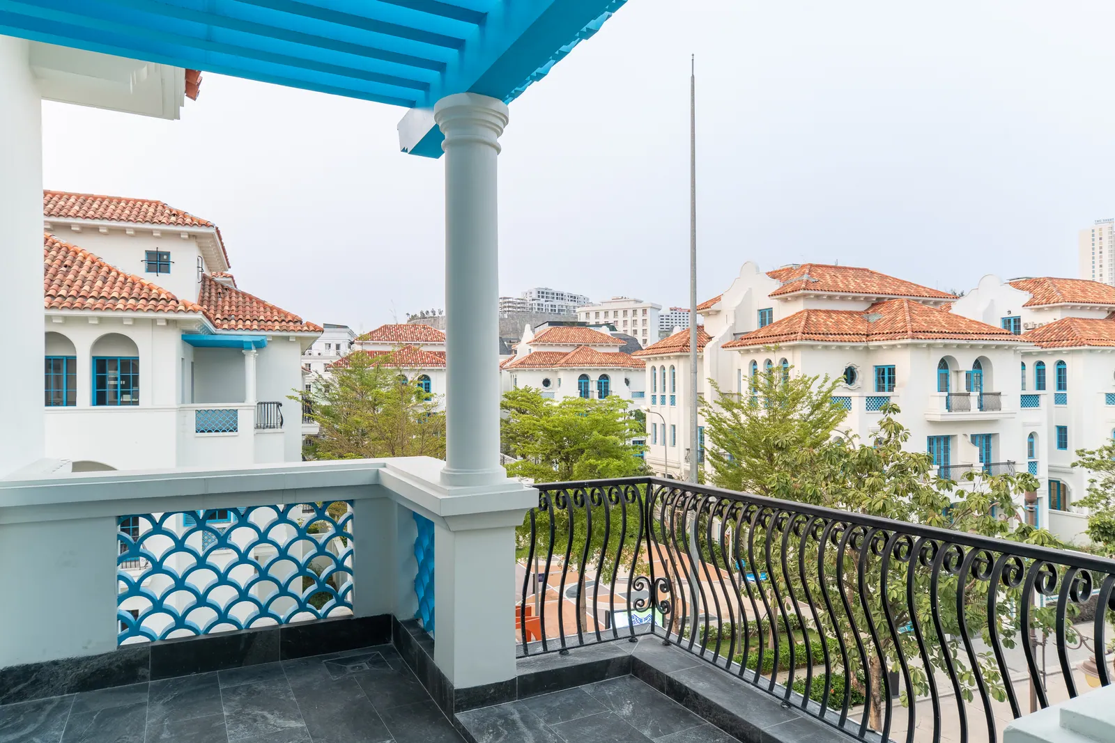 Ban công với lan can sắt nhìn về các dãy biệt thự Sun Feria