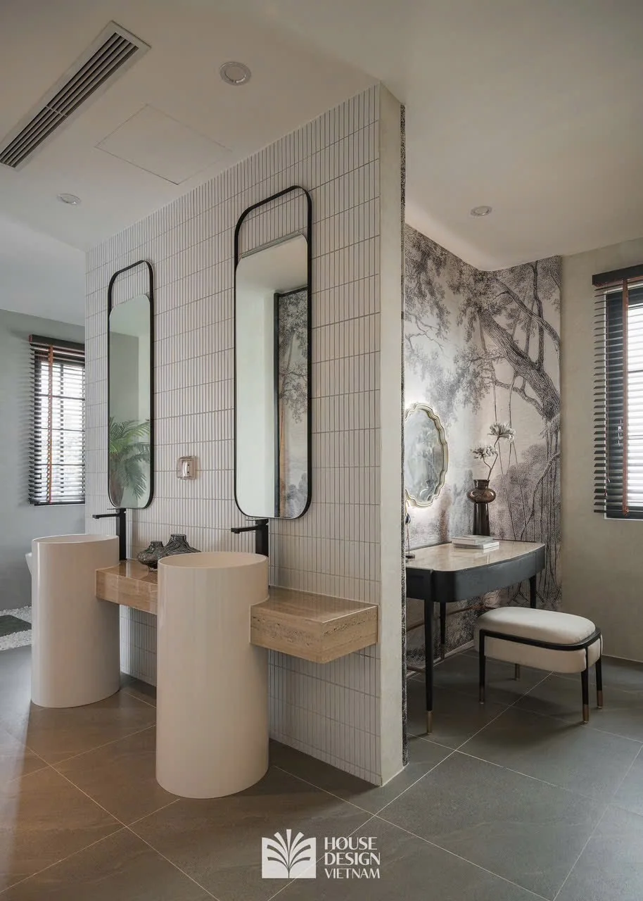 Gương và lavabo trong phòng tắm phong cách Indochine