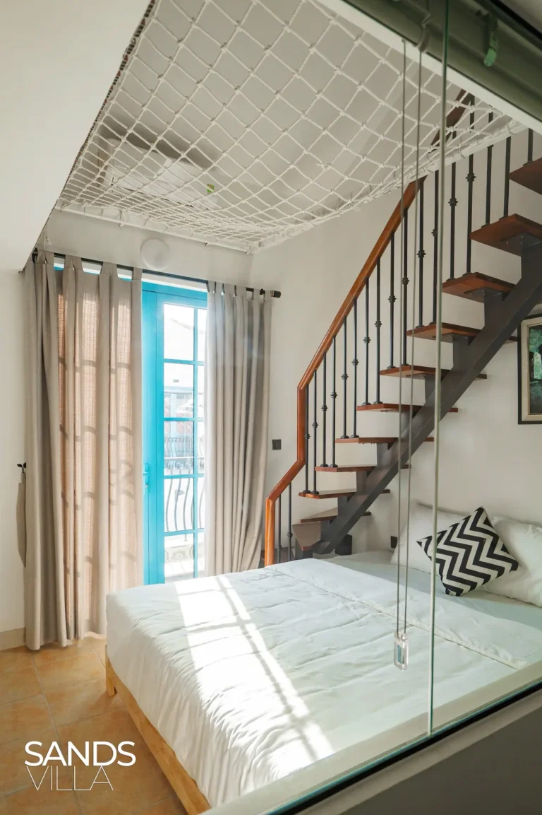 Cầu thang gỗ trong phòng 401 dẫn lên khu lưới Sands Villa C6-16