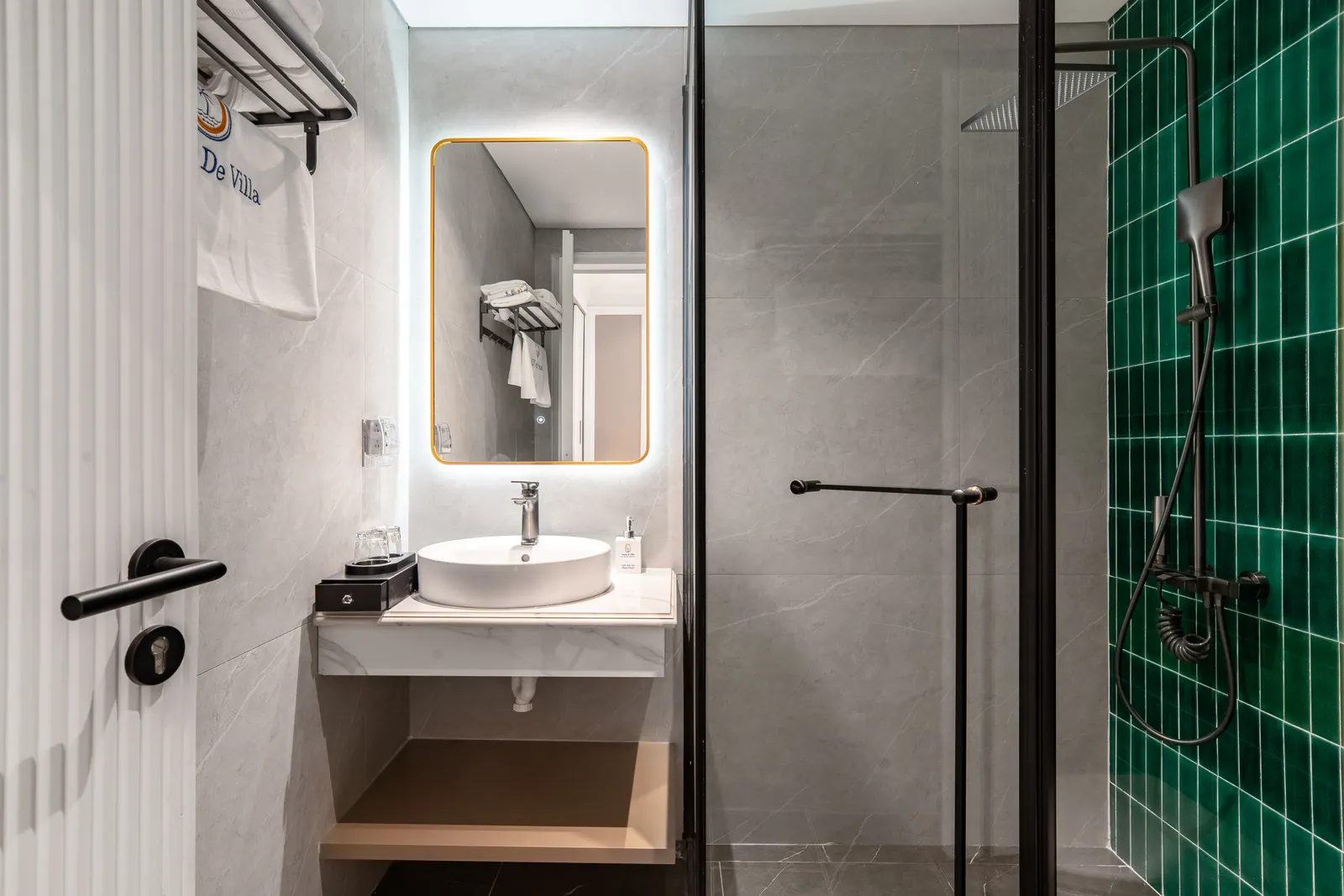 Phòng tắm riêng với lavabo và khu tắm vòi sen ngăn kính