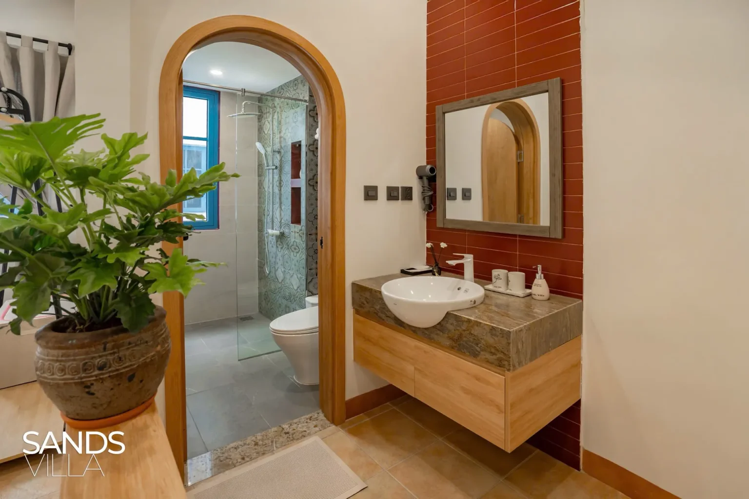 Lavabo đá và phòng tắm kính trong phòng ngủ Sands Villa C6-16