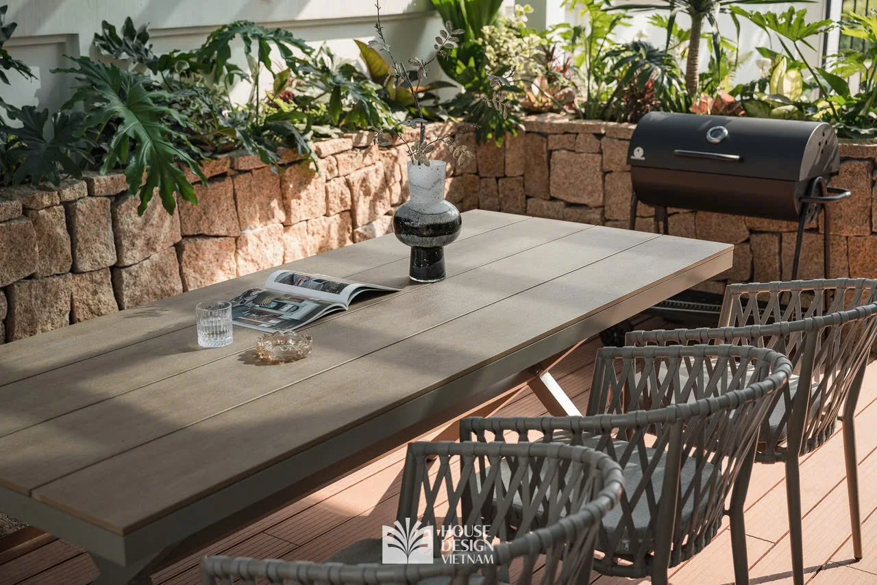 Bàn ăn sân vườn và bếp nướng BBQ ngoài trời
